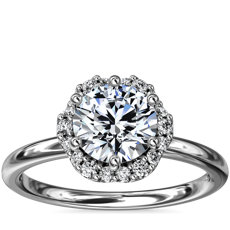 Anillo de compromiso pequeño con halo floral de diamantes en platino (1/10 qt. total)
